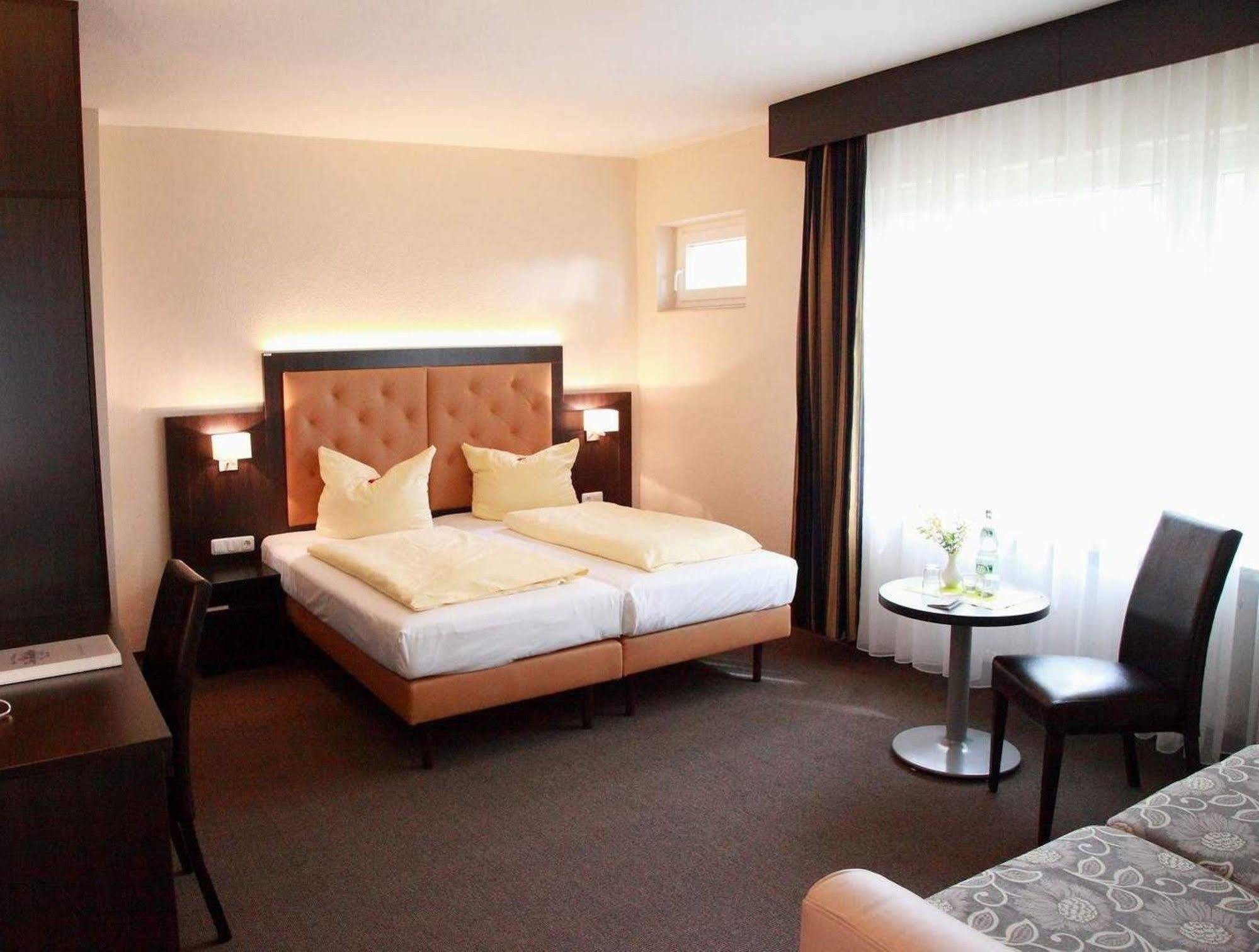 Hotel Zur Heidebluete Hambühren Εξωτερικό φωτογραφία