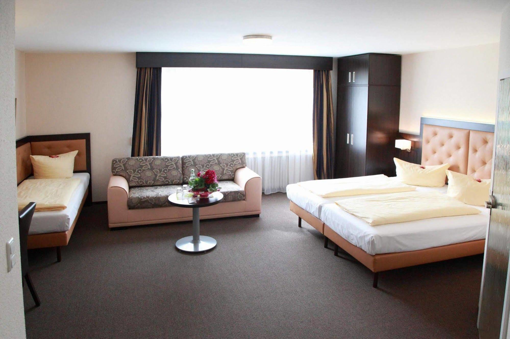 Hotel Zur Heidebluete Hambühren Εξωτερικό φωτογραφία