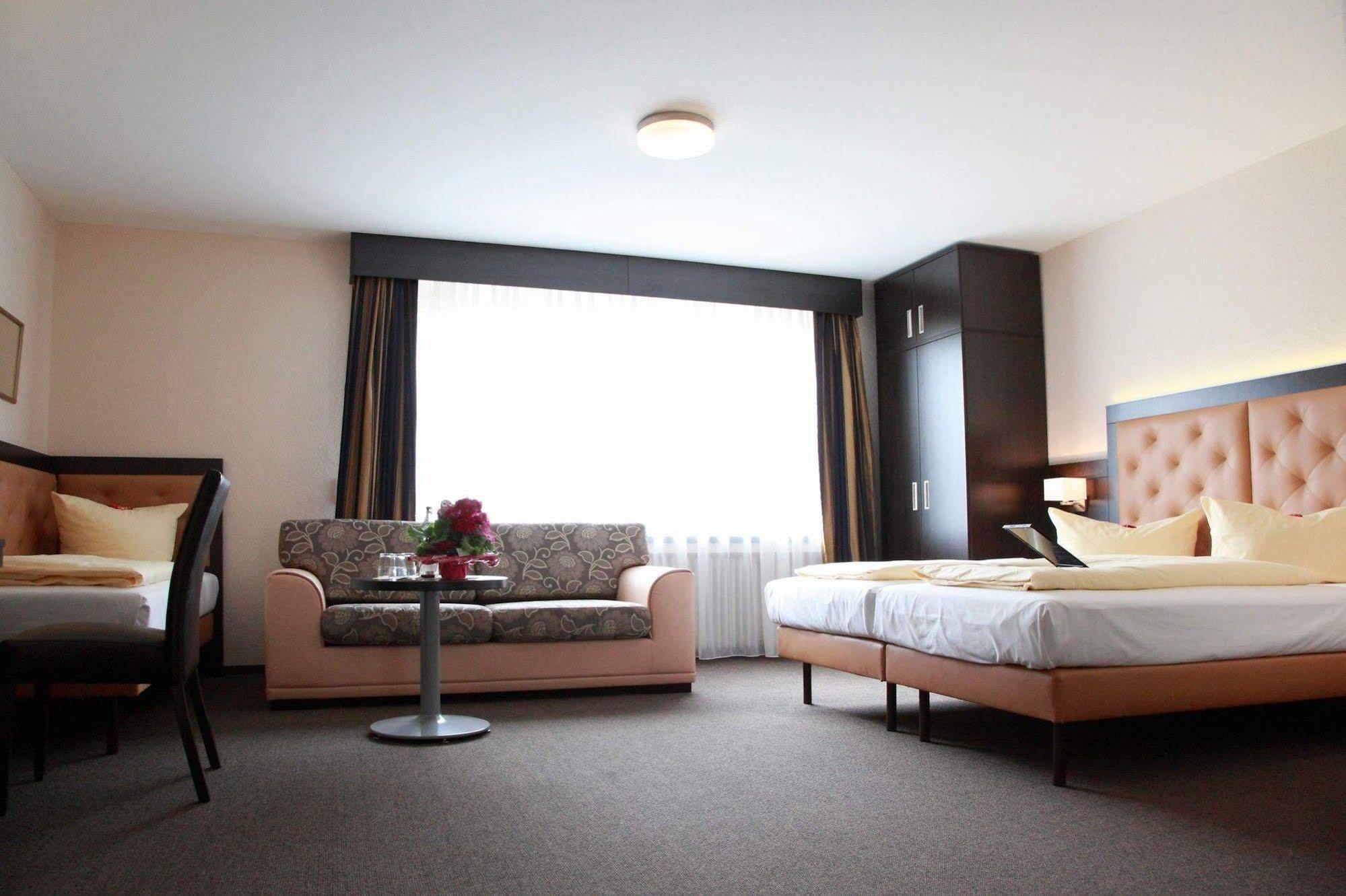 Hotel Zur Heidebluete Hambühren Εξωτερικό φωτογραφία